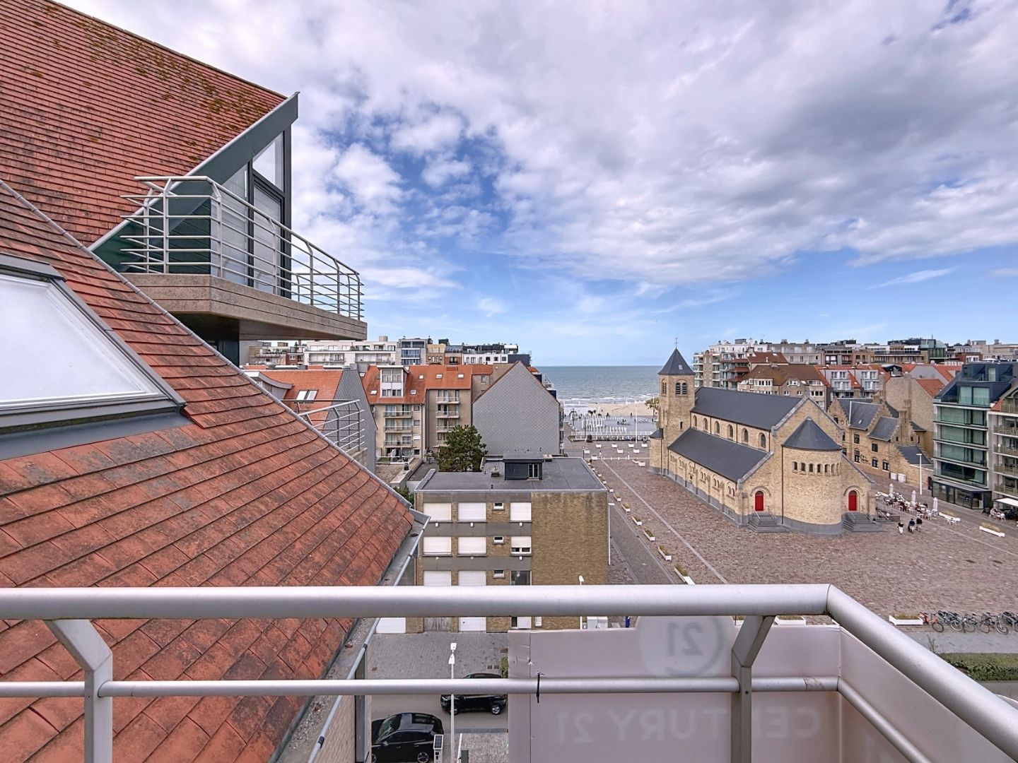 Ruim twee-slaapkamerappartement met uitzicht op zee en de Sint-Bernarduskerk foto 11