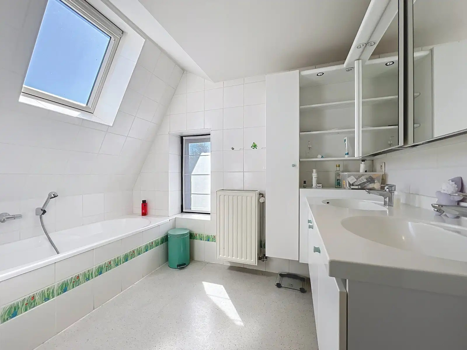 Prachtig HERENHUIS (5 slpk, EPC-D) + apart KANTOORGEBOUW + diverse MAGAZIJNEN in centrum KORTRIJK ! foto 15