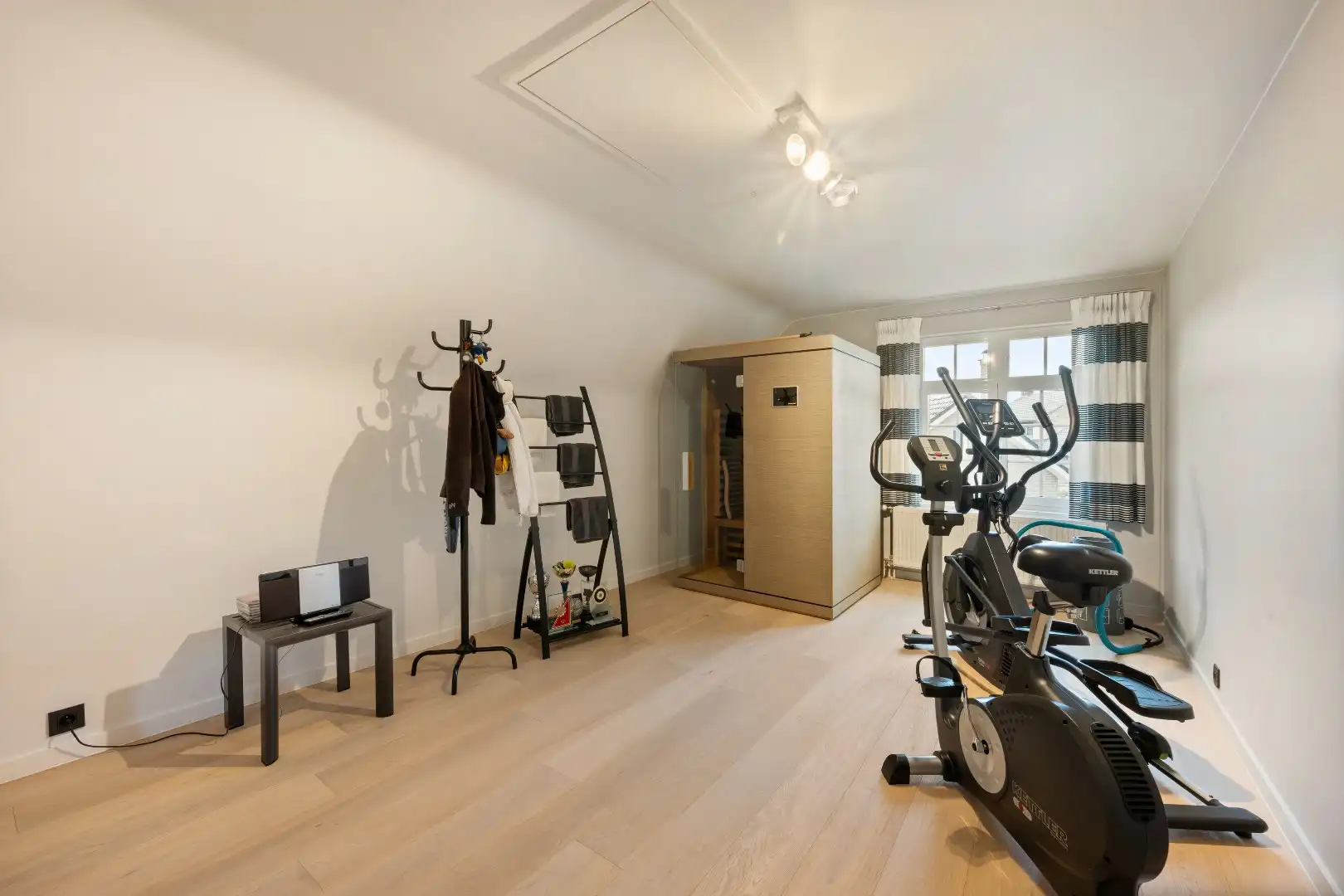 KWALITATIEF AFGEWERKTE VILLA IN RUSTIGE WIJK MET EPC B (172), 4 SLPKS, DUBBELE GARAGE EN 325M² BEW. OPP. foto 27