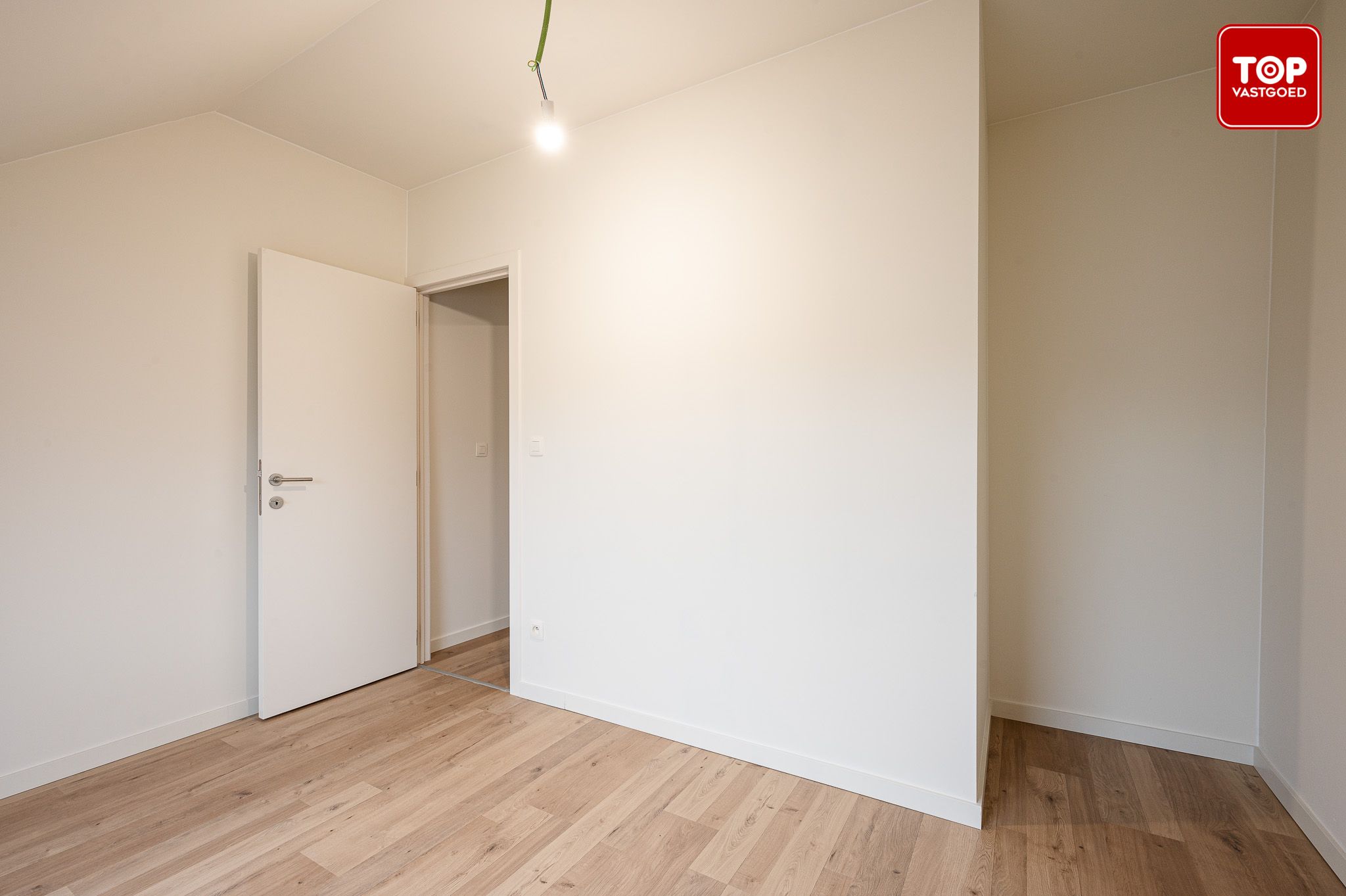 Totaal gerenoveerde woning (2024) met tuin en garage.  foto 25
