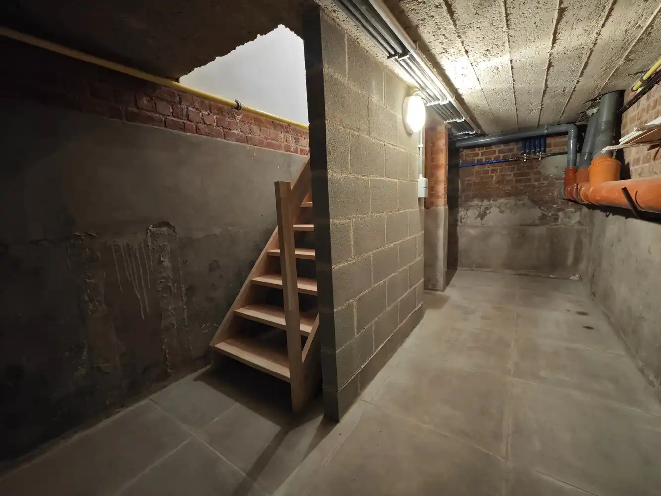 Volledig gerenoveerde stadswoning met 3 slpks en voll. aangelegde tuin foto 32