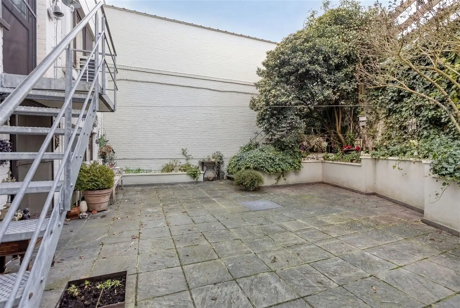 Ruime halfopen stadswoning met 3 slaapkamers, gezellige binnenkoer en achterliggende loods in het centrum van Maaseik. foto 23