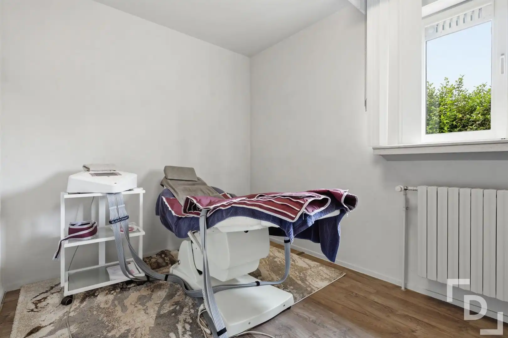 Ruim gebouw te koop met handelsruimte en appartement in Woumen. foto 11