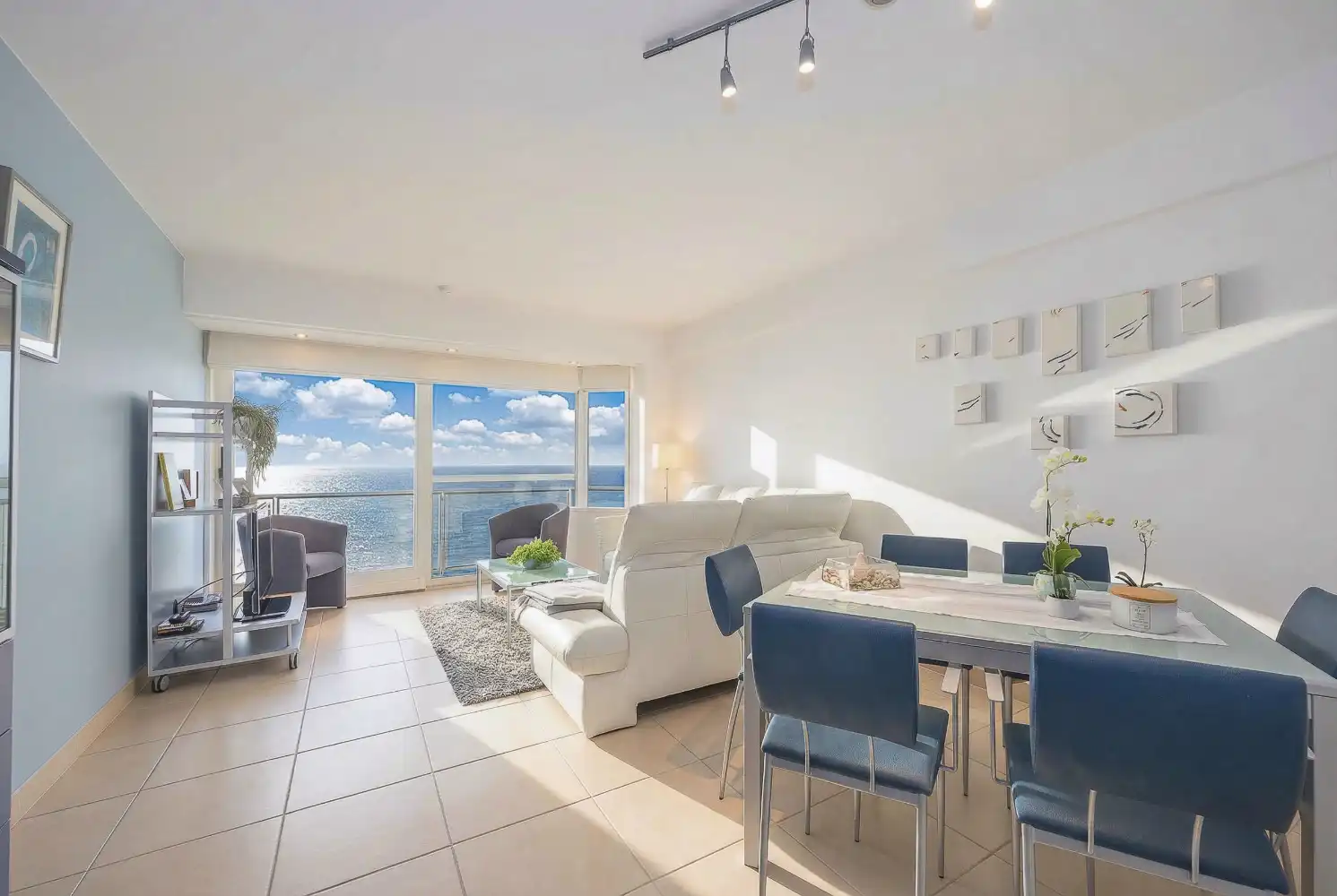 Luxe appartement op de zeedijk met panoramisch zeezicht en zuidgericht terras foto 4