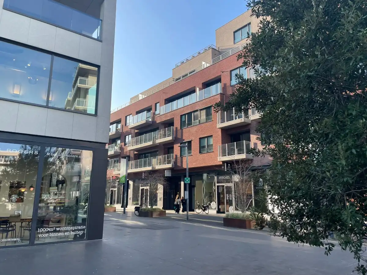 Instapklaar twee slaapkamer APP + terras, bergruimte & garage foto {{pictureIndex}}