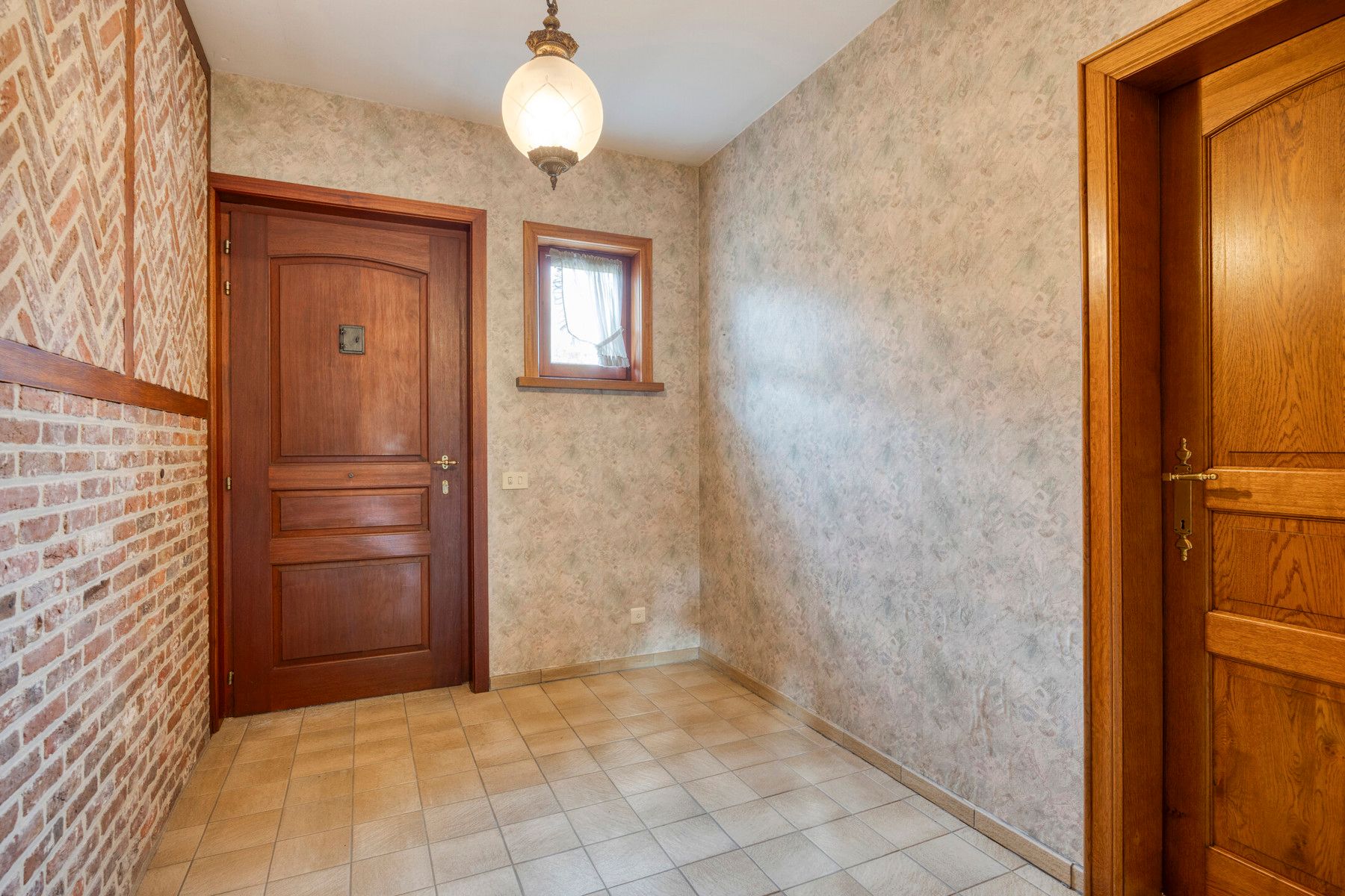 Karaktervolle te renoveren woning op perceel van 37a20ca! foto 4
