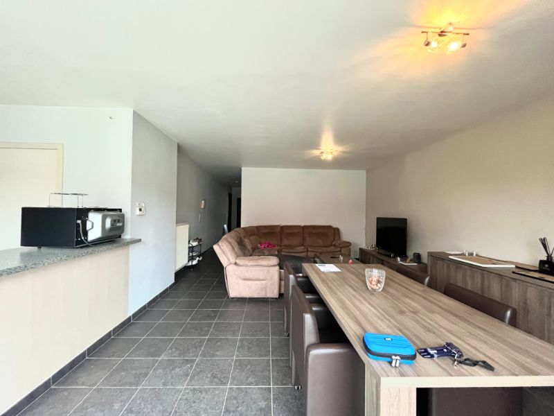 GELIJKVLOERS APPARTEMENT MET TWEE SLAAPKAMERS EN TUIN foto 2