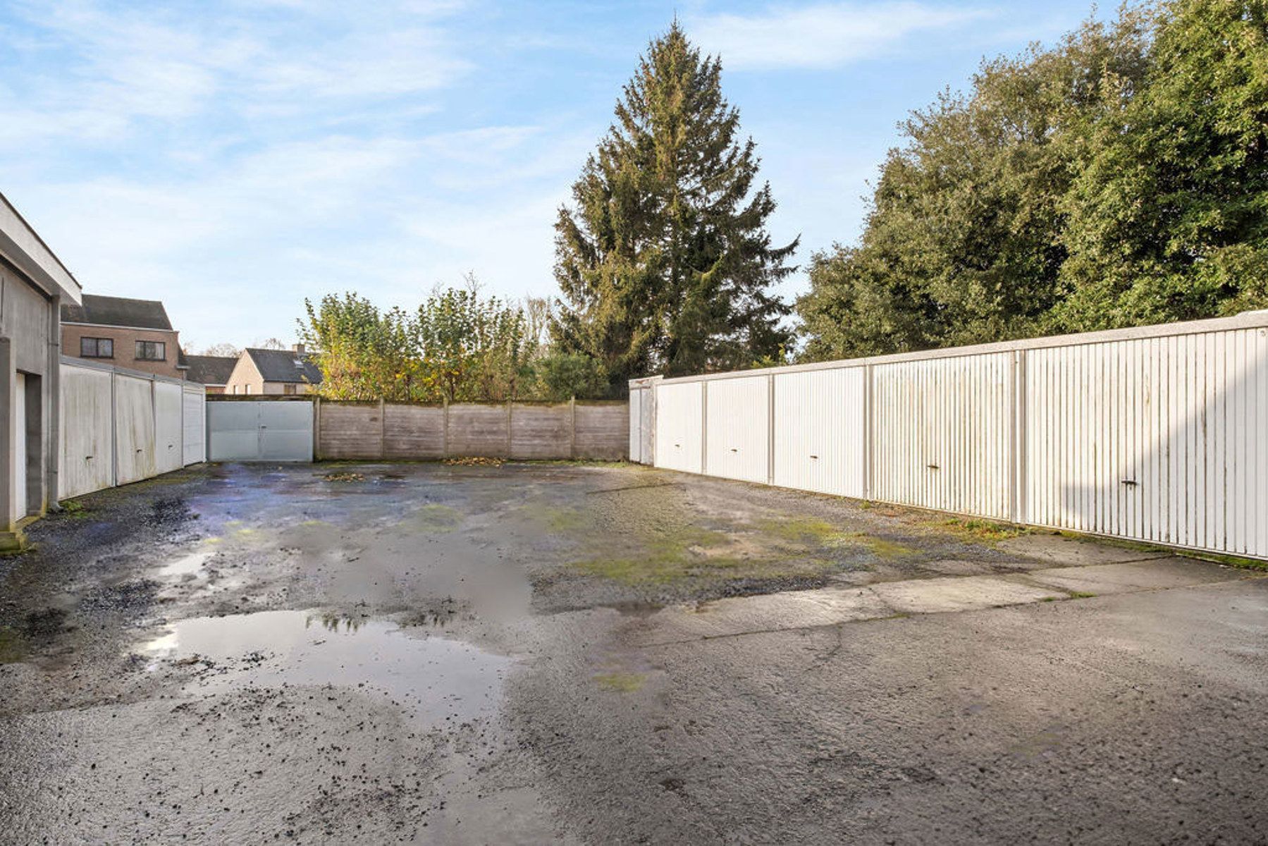 Afgesloten garagebox te koop op Walle foto {{pictureIndex}}