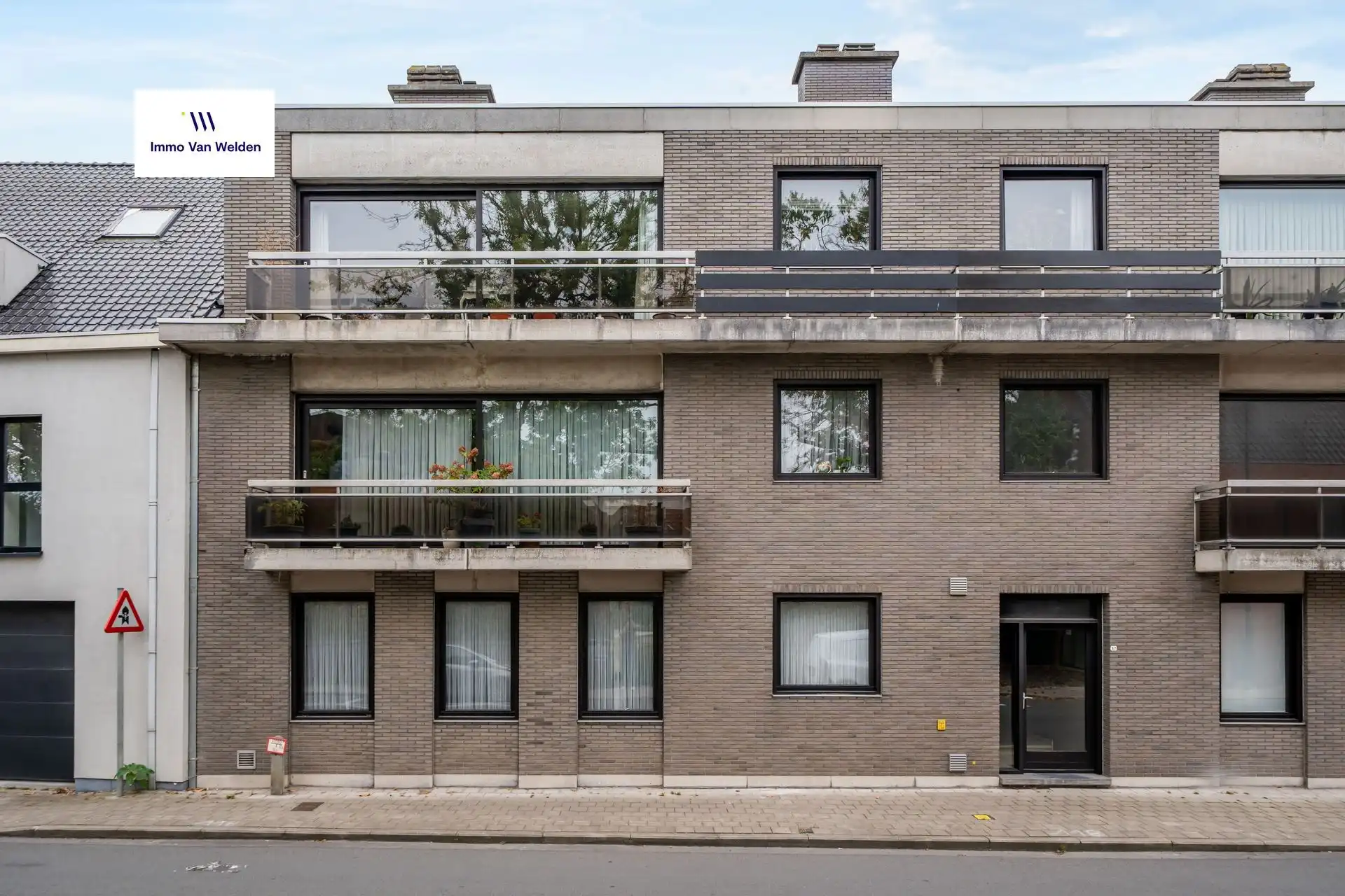 Ruim appartement met twee terrassen te Eine foto {{pictureIndex}}