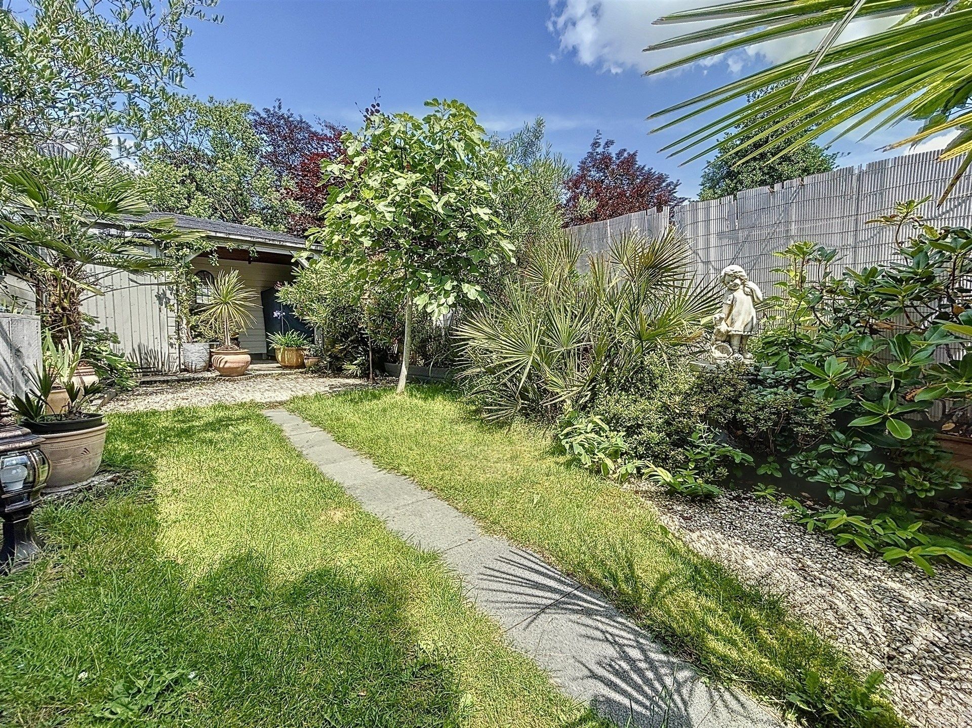Instapklare woning met 236m² bewoonbare oppervlakte en garage op perceel van 217m²  foto 2