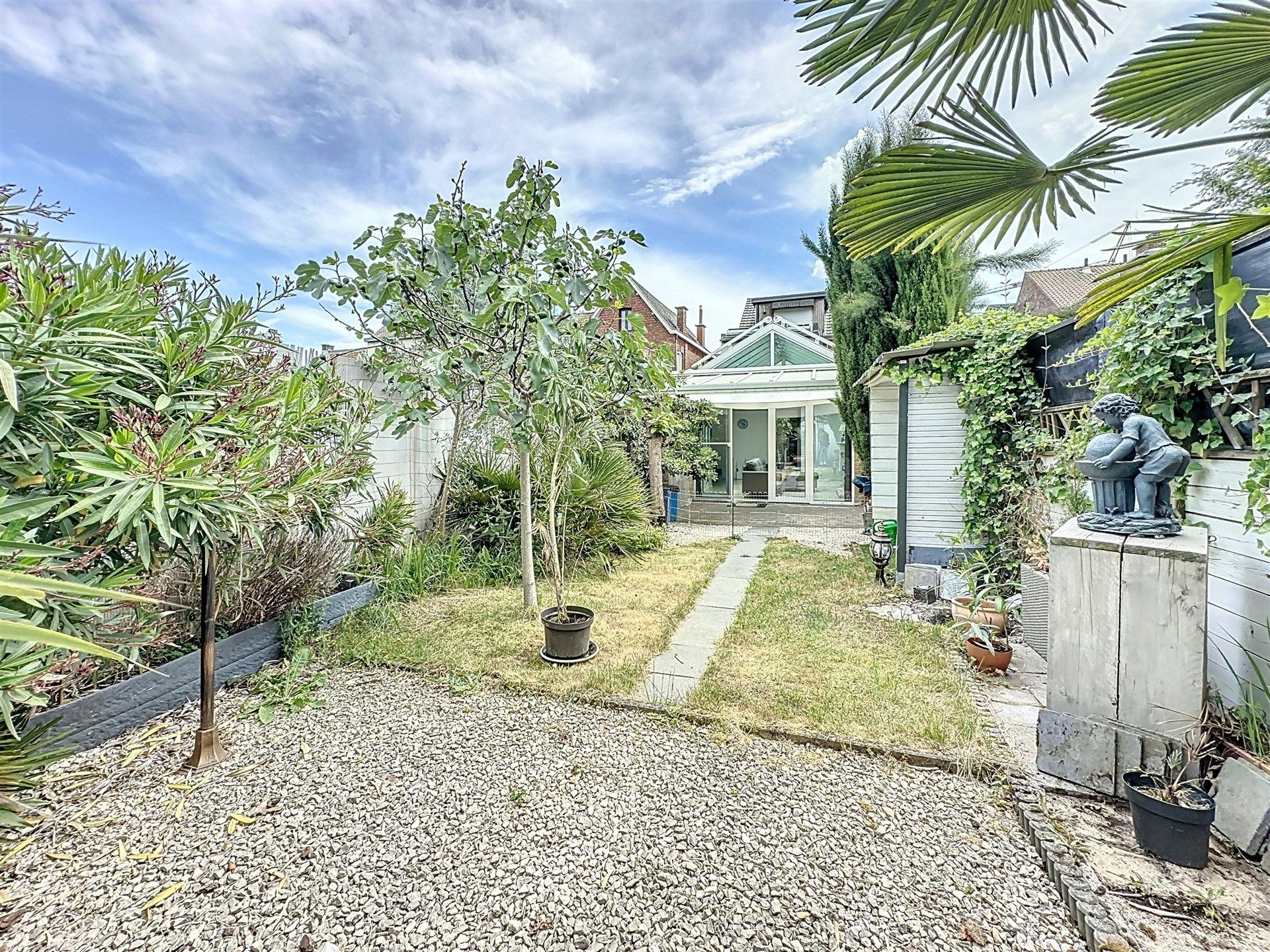 Instapklare woning met 236m² bewoonbare oppervlakte en garage op perceel van 217m²  foto 2