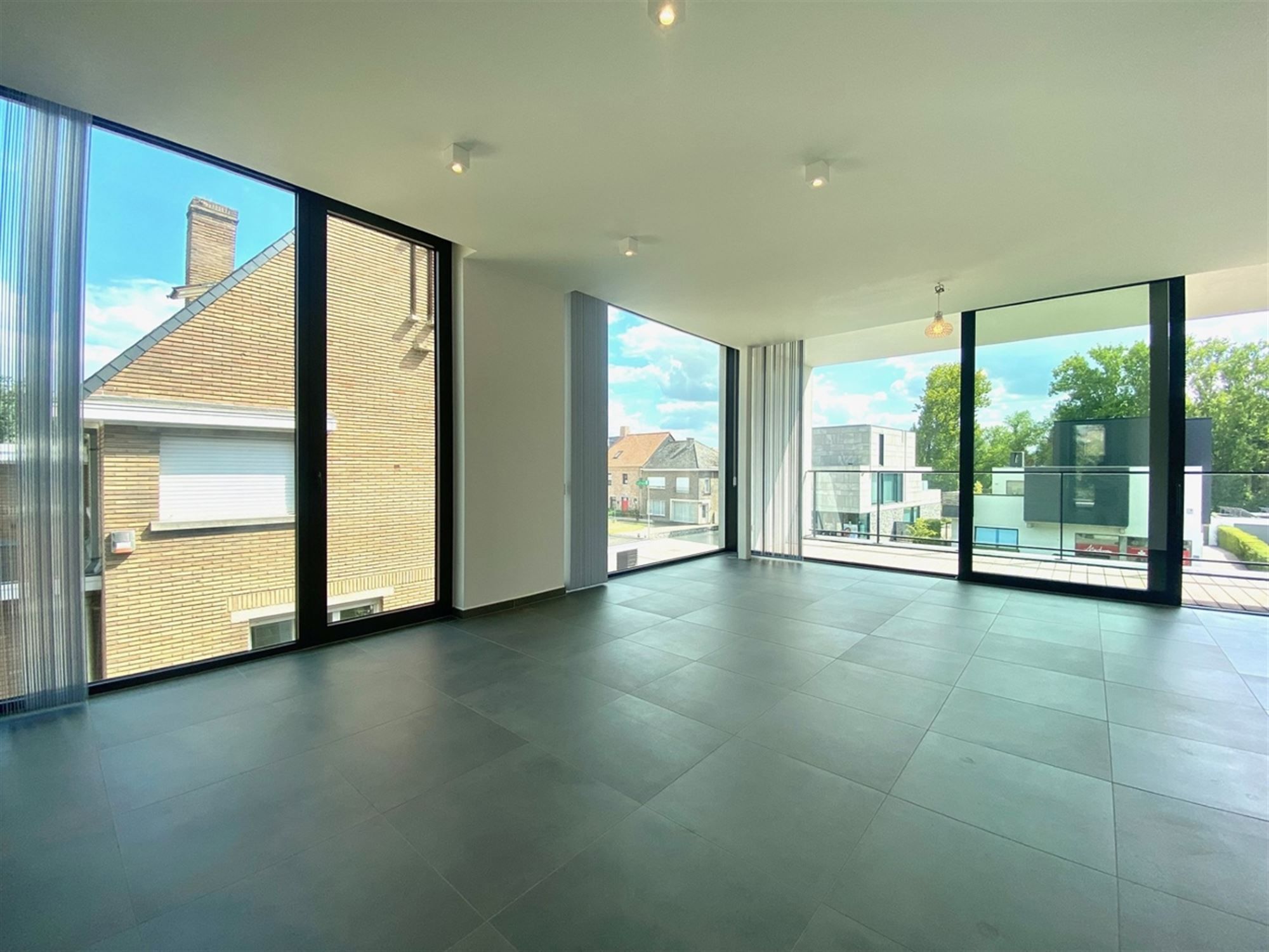 Instapklaar APPARTEMENT (1ste verdieping) met 2 slaapkamers, ruime terrassen (2), garage  & autostaanplaats  foto 6