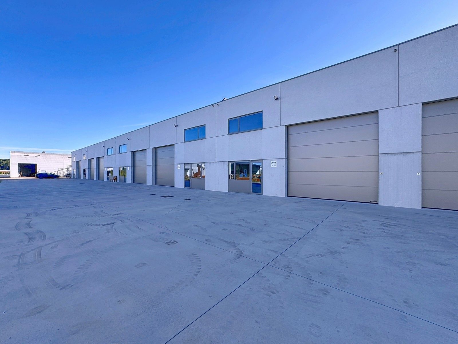 NB MAGAZIJN (264m²) met automatische sectionaalpoort, toilet en 2 voorbehouden parkeerplaatsen voor de deur te Beernem/Wingene. foto 8