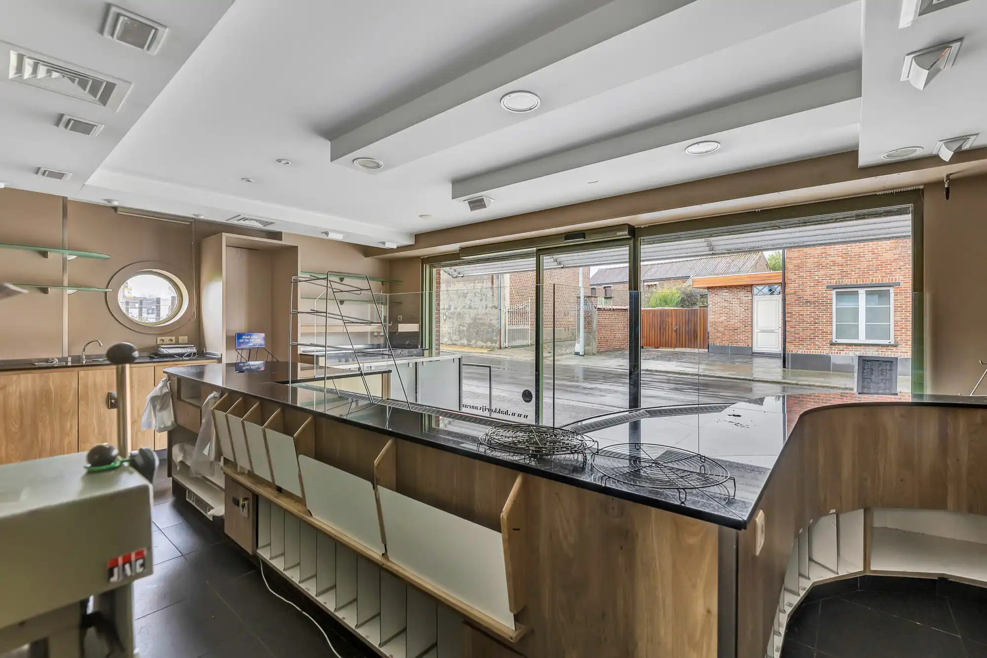 Handelswoning met ruime garage foto 5