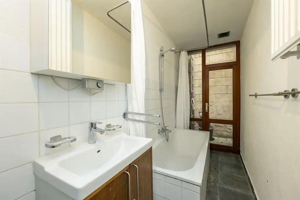 Karaktervol appartement met stadskoer foto 11