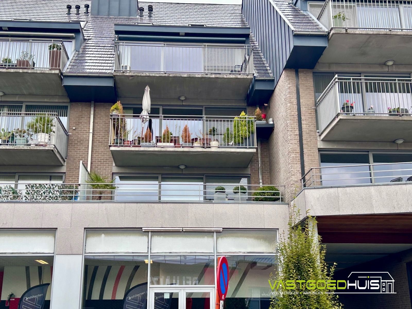 Instapklaar tweeslaapkamerappartement met terras en garage foto 2