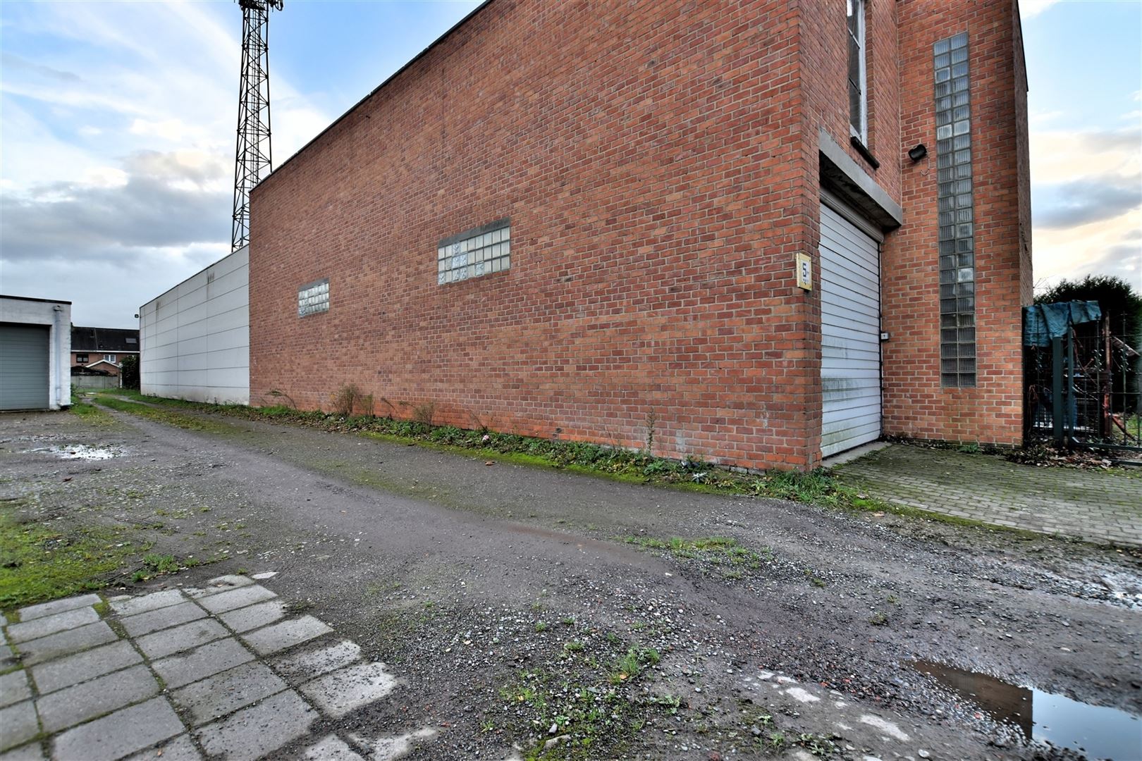 Ruime loodsen met sectionale poort te Dendermonde foto 7