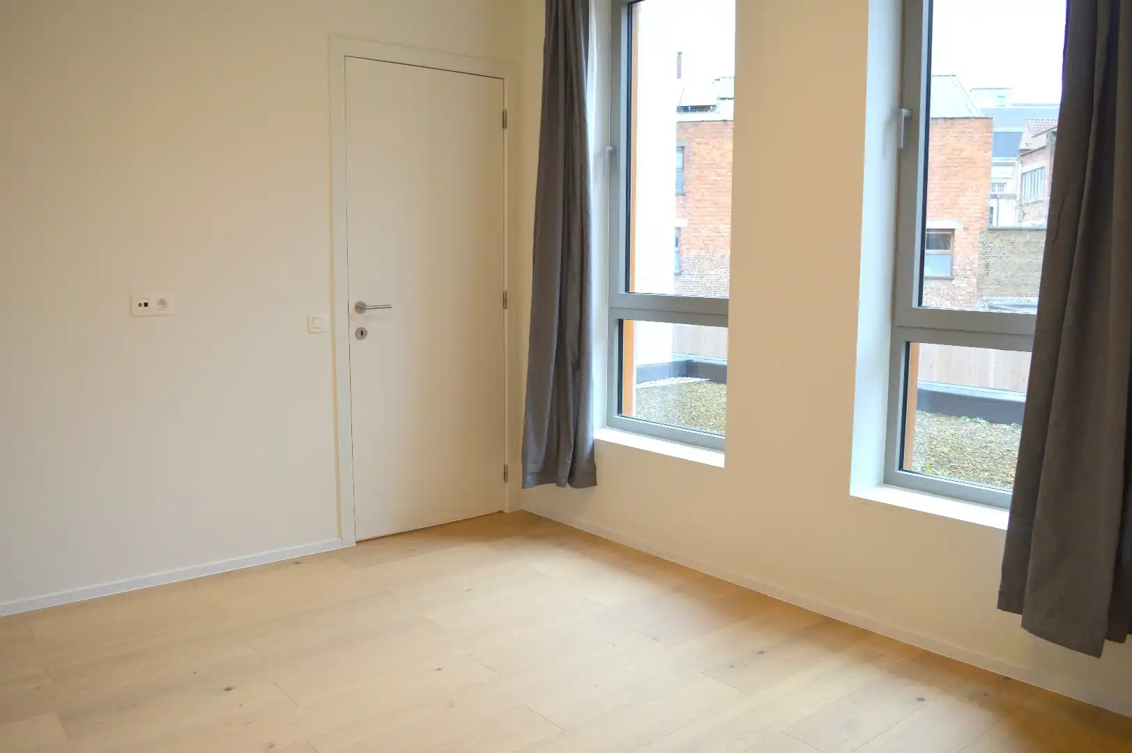 Recent appartement te koop in Kortrijk met frontaal zicht op de Leie foto 8