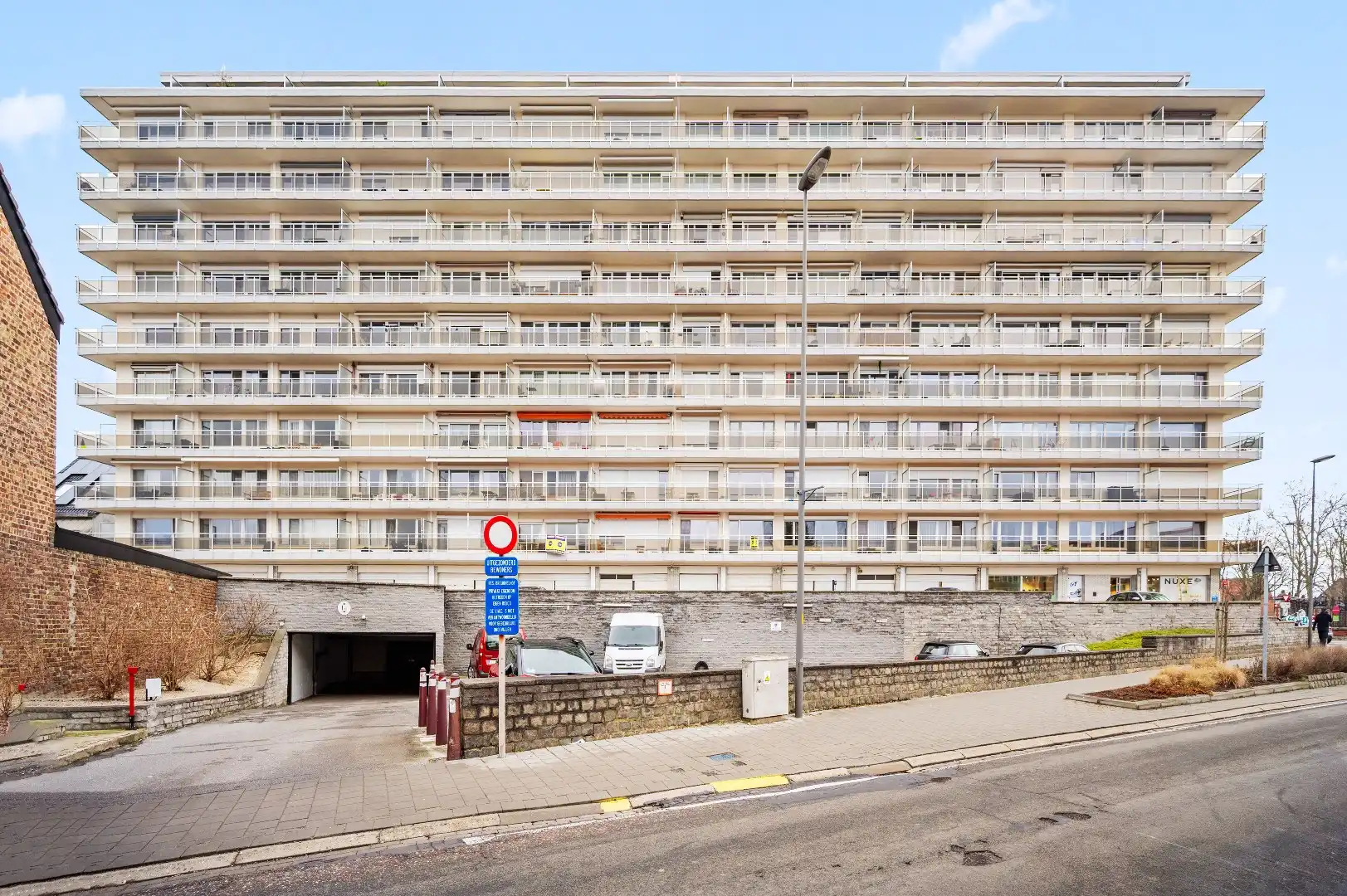 Goed gelegen, op te frissen appartement met 2 slpks en ruim terras foto 2