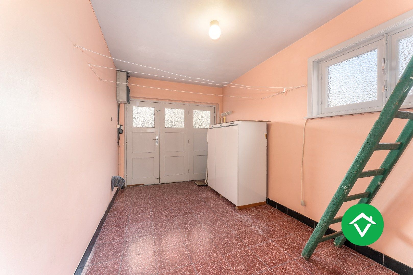 Op te frissen gezinswoning met twee garages en landelijk zicht te Eernegem foto 11