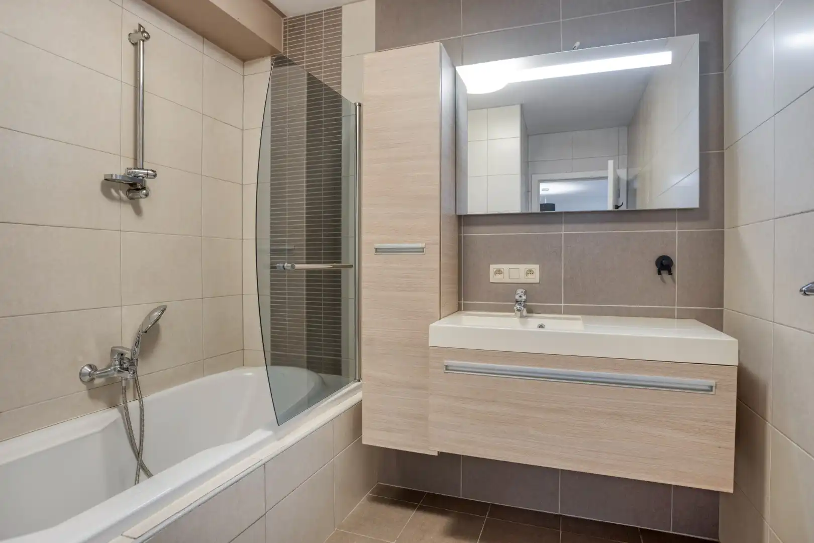 Instapklaar gelijkvloers appartement met 1 slpk, tuintje en autostaanplaats in het centrum ! foto 10