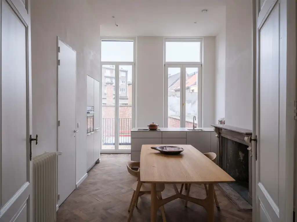 Gerenoveerd tweeslaapkamerappartement met zonnig terras in een voormalige herenwoning, nabij het historisch centrum van Gent. foto 21