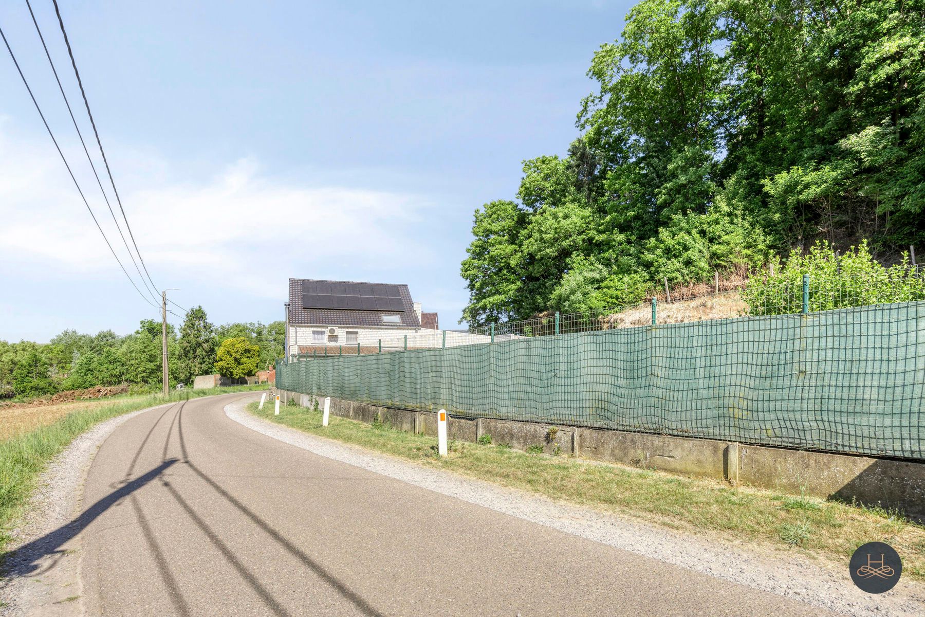 Woning met ruime loods op royaal perceel foto 2