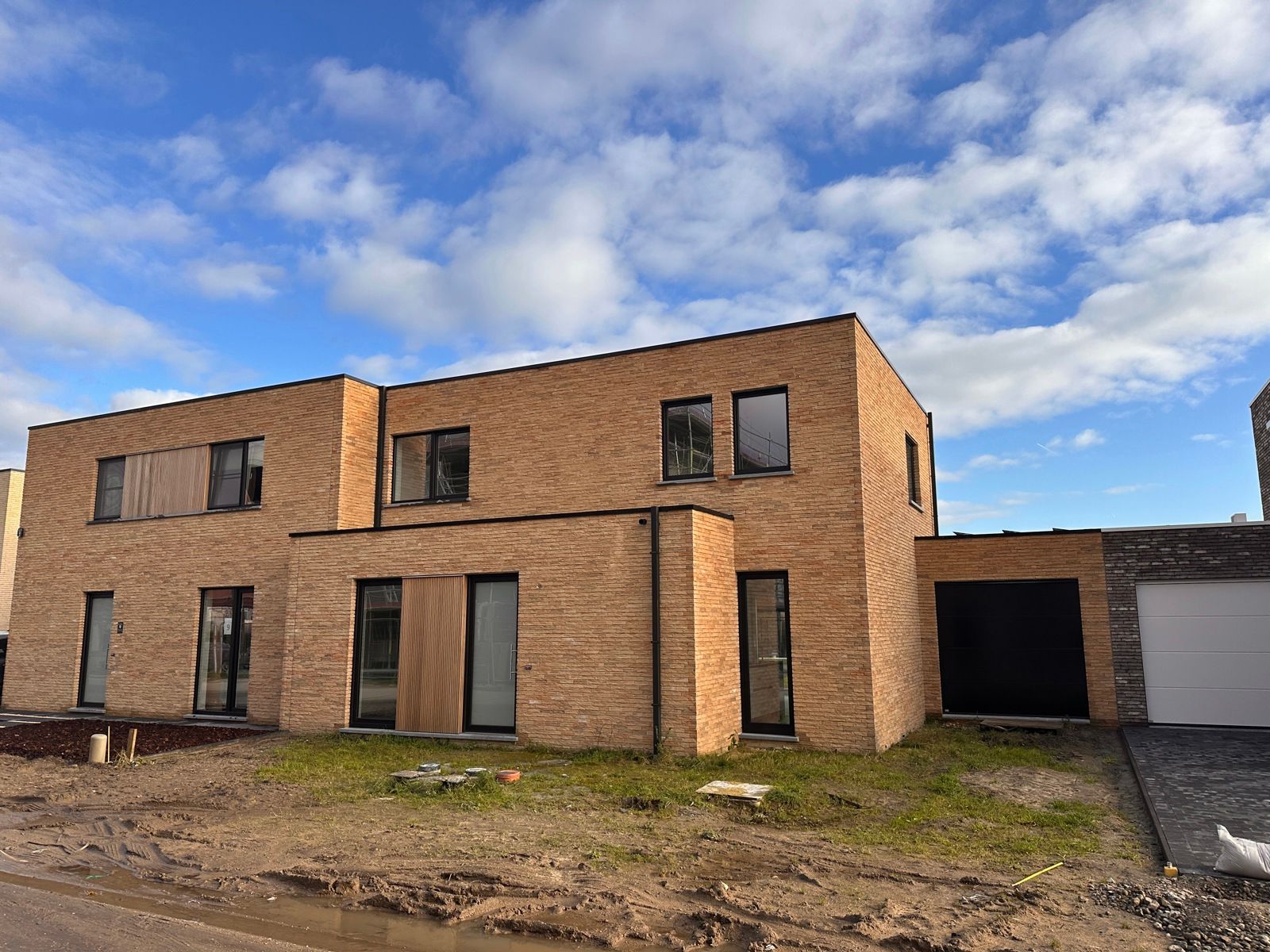 Nieuwbouwwoning in nieuwe verkaveling te huur! foto {{pictureIndex}}