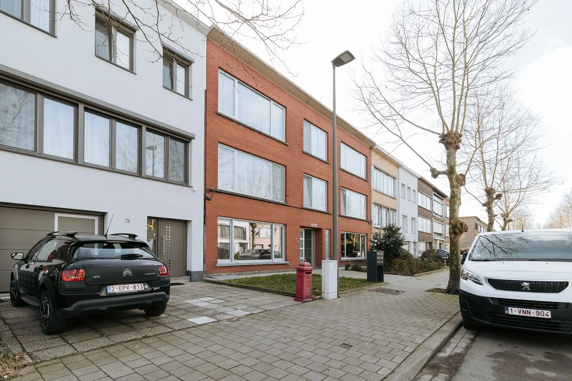 Gerenoveerd gelijkvloers appartement met tuin foto {{pictureIndex}}