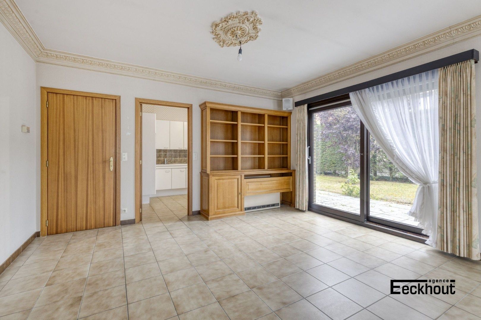 Verzorgde villa met garage in een brede, rustige straat in residentiële wijk! foto 5