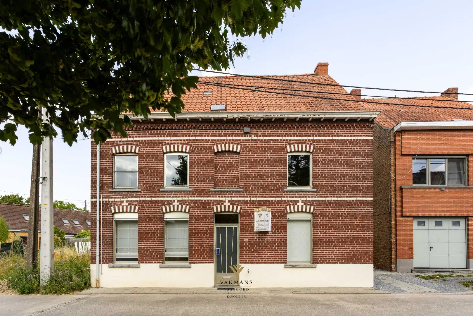 Te renoveren woning op den buiten met veel ruimte en tuin foto 3