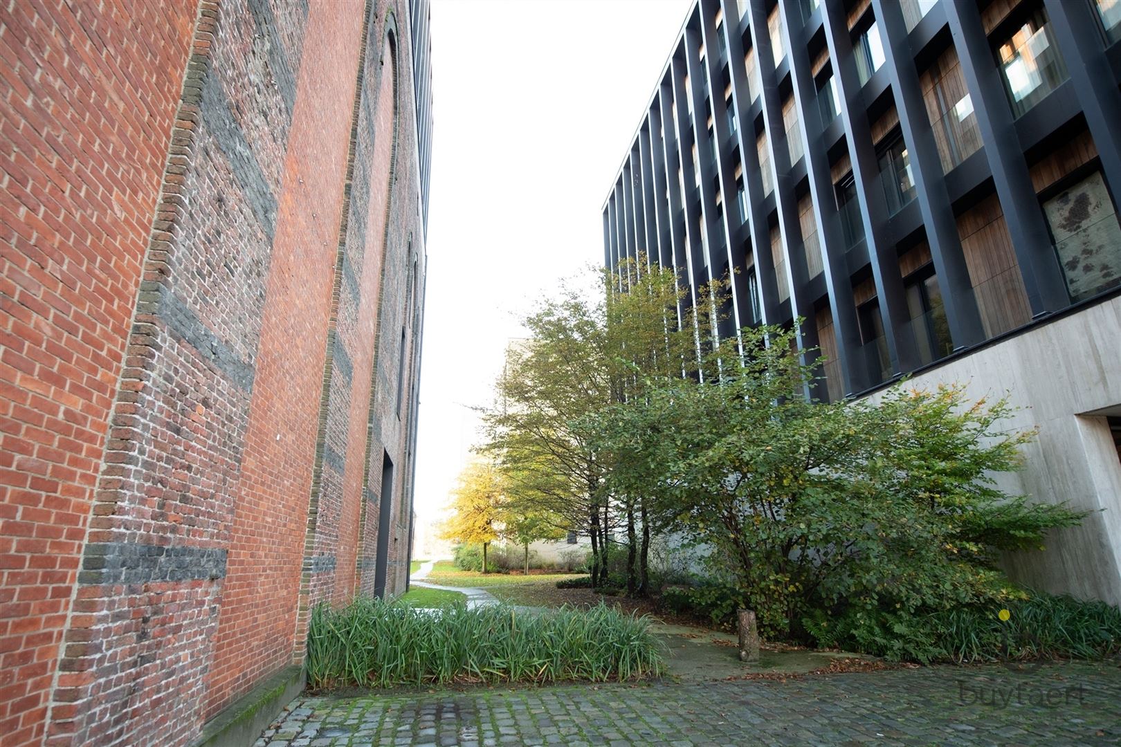 LICHTOVERGOTEN LOFT OP DE BOVENSTE VERDIEPING INGERICHT ALS KANTOOR OP DE KANAALSITE VAN AXEL VERVOORDT foto 36