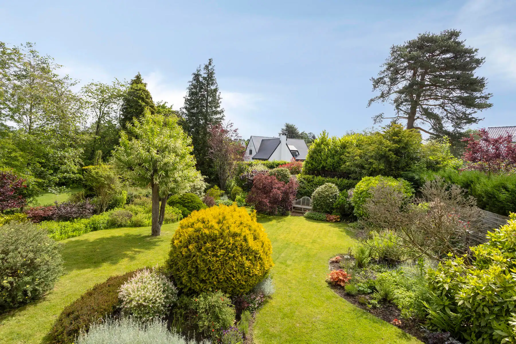Uiterst residentieel gelegen villa met prachtige tuin foto 5