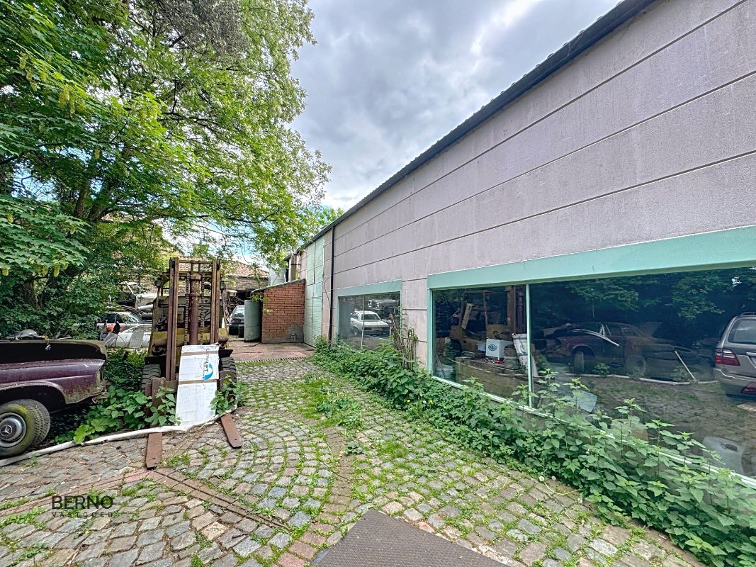 Toonzaal met 2 aparte werkplaatsen/garages te Opwijk foto {{pictureIndex}}