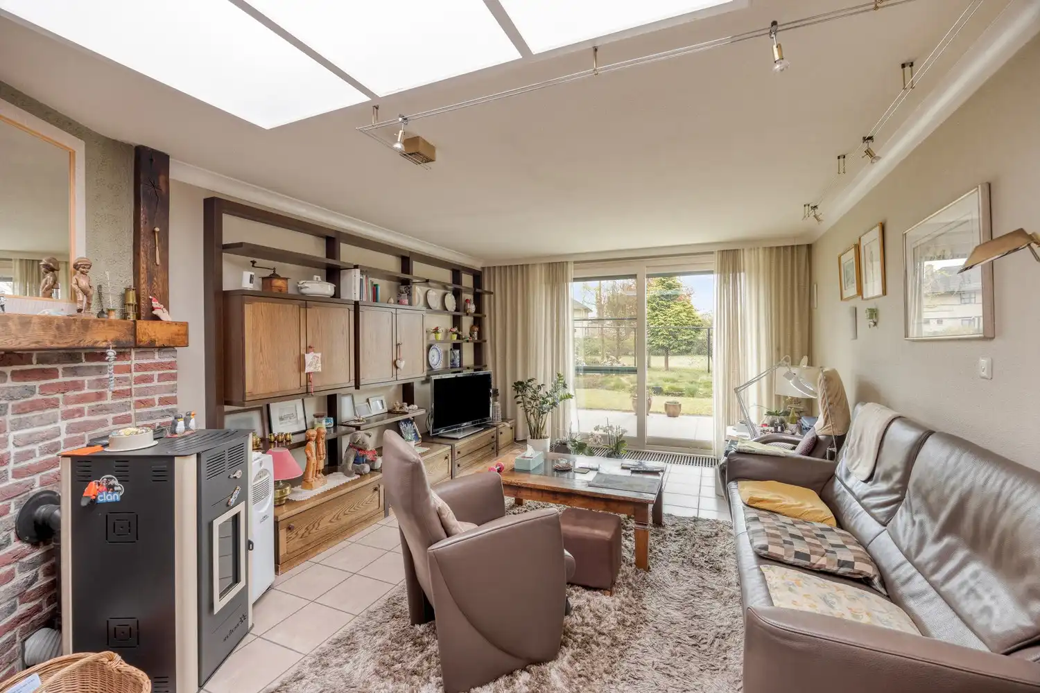 Gezinswoning met 4 slaapkamers en aangelegde tuin in doodlopende straat foto 3