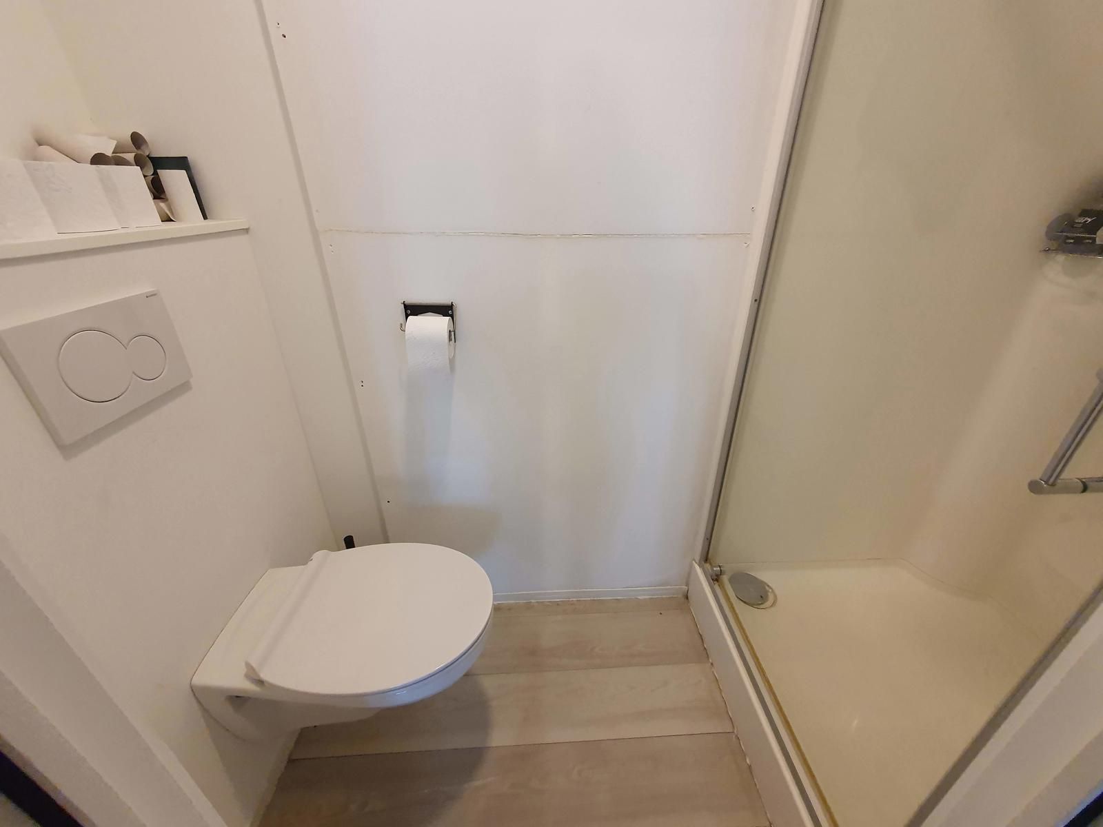 Grote moderne studentenkamer met eigen badkamer foto 10