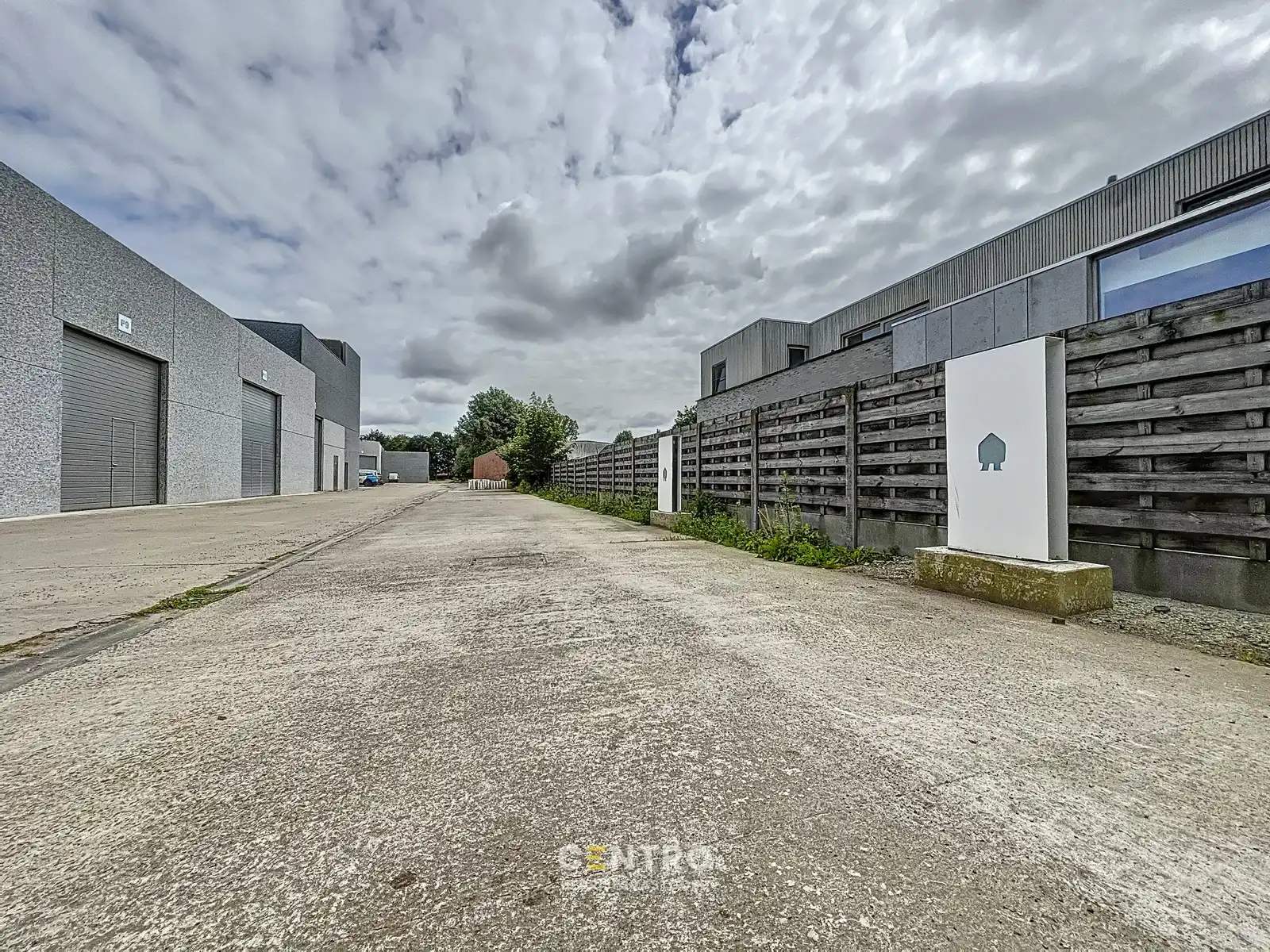 Instapklaar magazijn (250m2) met automatische sectionaalpoort langs de N8 te Elverdinge (Ieper). Ambachten toegestaan ! foto 4