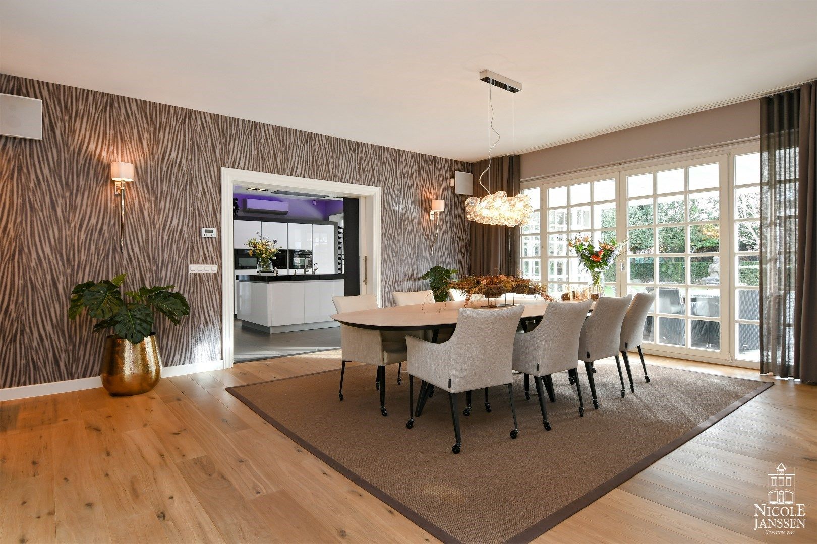 Luxueus en ruim ingedeeld landhuis met naastliggend garagegebouw met appartement foto 4