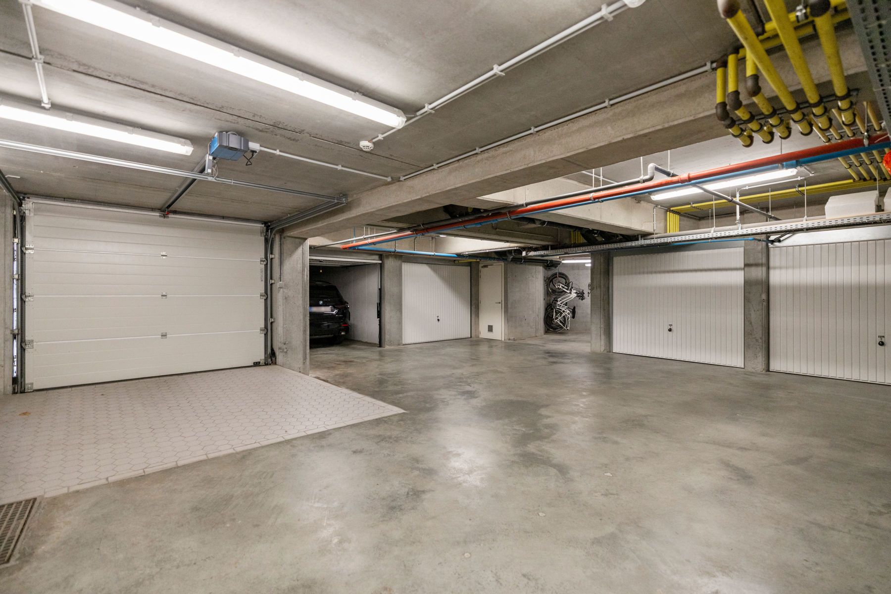 Ruim 2 slaapkamer appartement (2 badkamers) MET privé garage foto 25