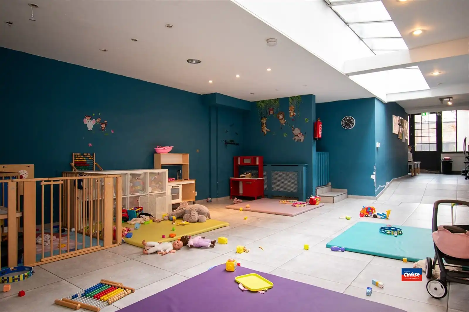 Ruime tweewoonst met mogelijk 9 slaapkamers en tuin foto 2