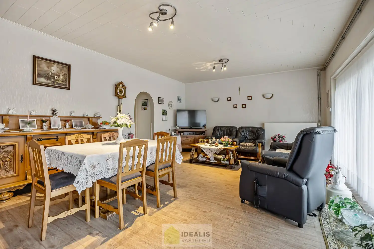IDEALIS VASTGOED - GELIJKVLOERS APPARTEMENT IN HET CENTRUM VAN KAULILLE, BOCHOLT! Dit appartement van het bouwjaar 1972 biedt u een ruime keuken met aangrenzend bijkeuken met extra opbergruimte, een heerlijke woonkamer met grote glaspartijen, fijne slaapkamer, terras en privatieve garagebox. Dé unieke kans voor kandidaten op zoek naar een appartement op een aangename locatie vlakbij het centrum van Bocholt!! foto 7