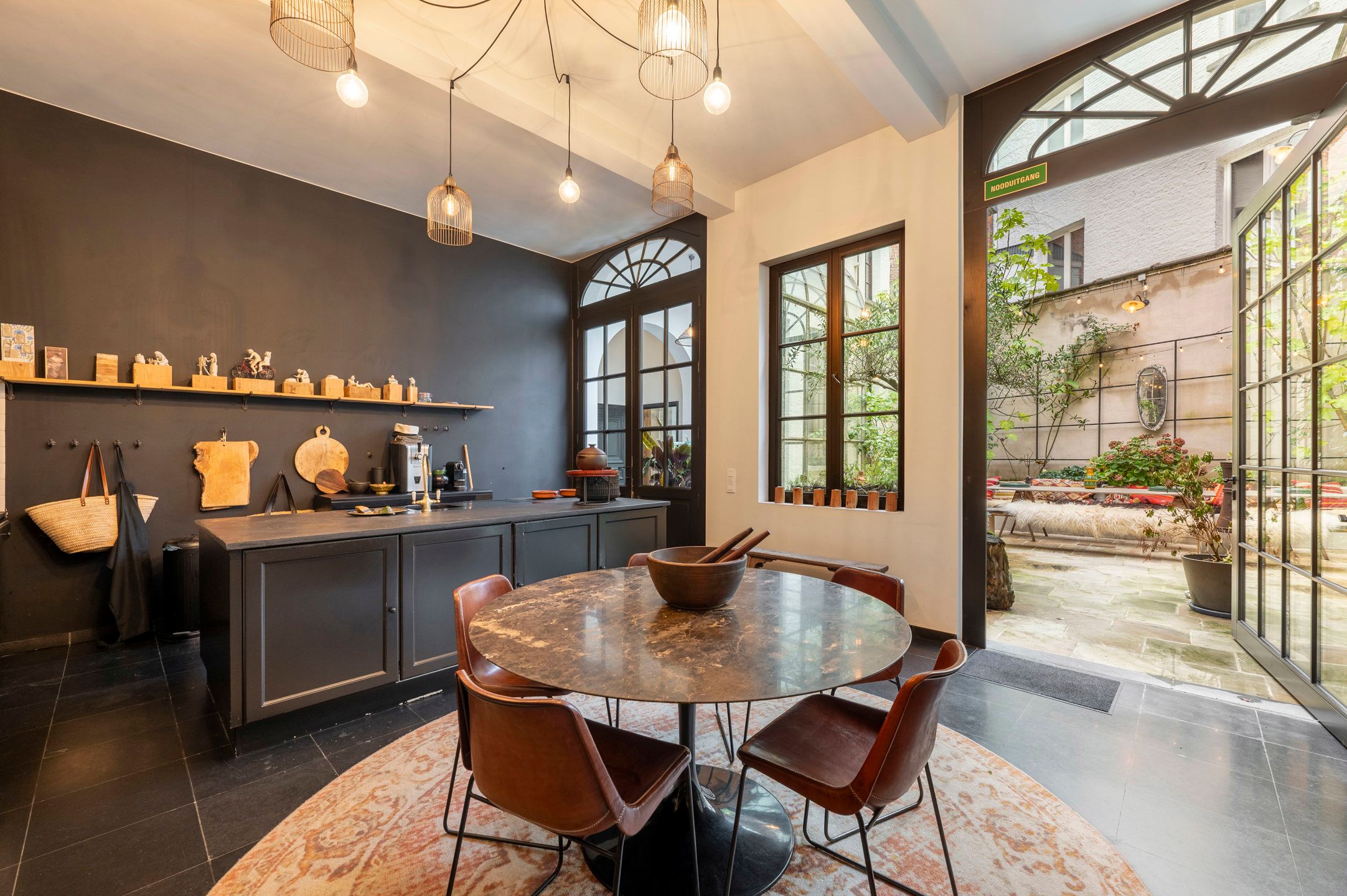 ANTWERPEN-CENTRUM - Meesterwoning met patio en parking foto 7