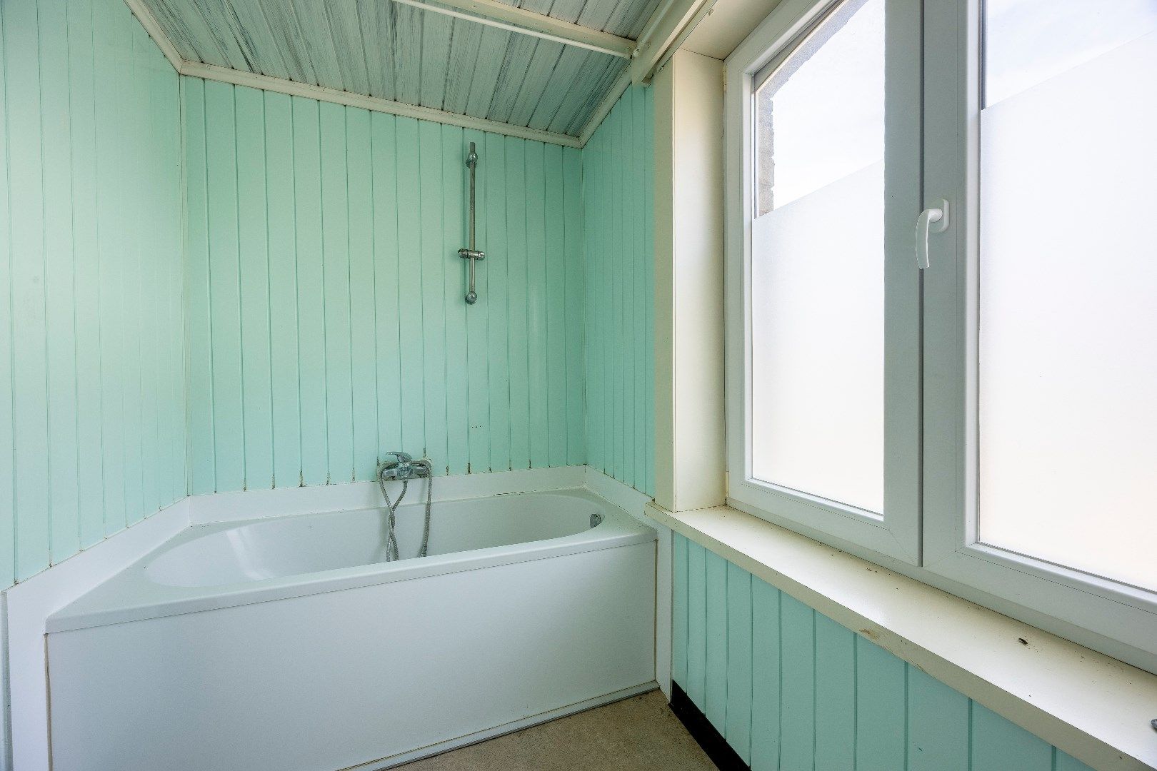 Te renoveren woning met garage en tuin  foto 16