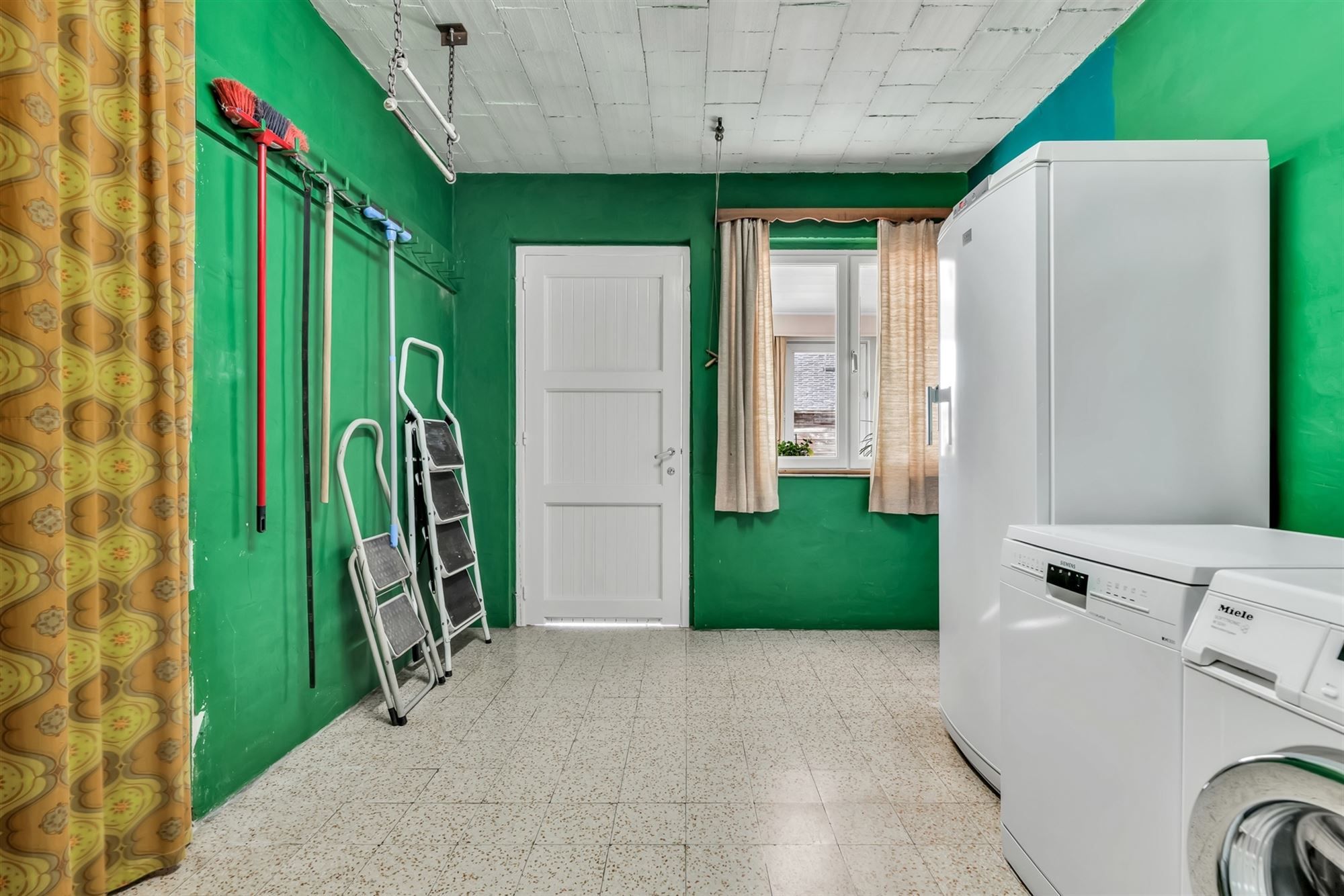 OP TE FRISSEN MAAR ZEER GOED ONDERHOUDEN WONING OP EEN RUIM PERCEEL NABIJ CENTRUM OOSTHAM foto 13
