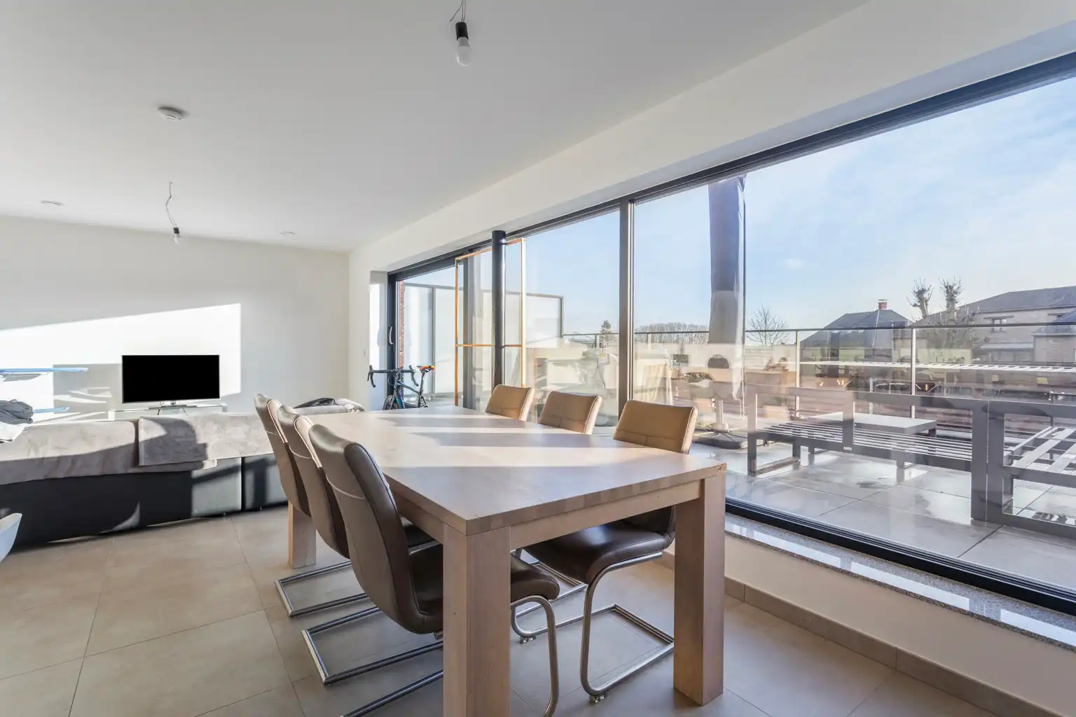 Appartement in uitstekende staat met 2 slpks en 2 carports foto 4