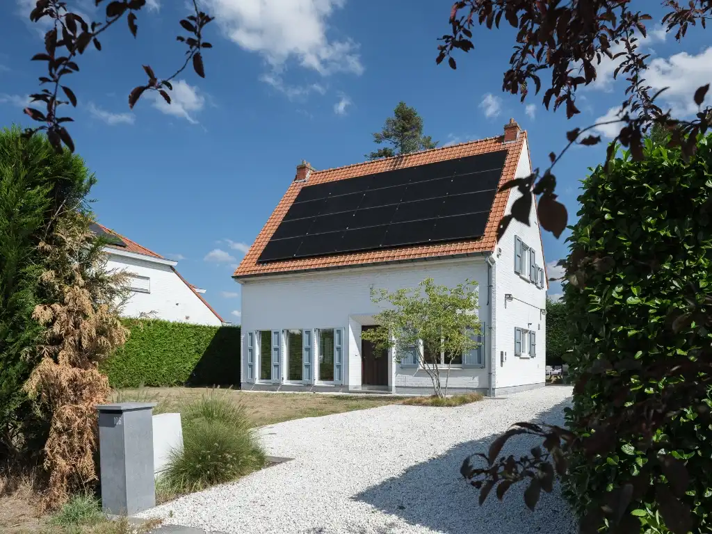 Karaktervolle en vrijstaande gezinswoning, gelegen op een gunstig perceel van ca. 930 m² foto 2