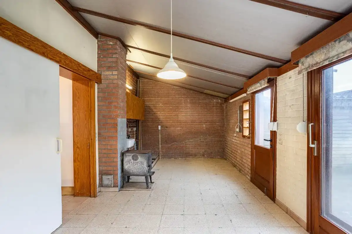 Karaktervolle deels te renoveren woning met veel potentie foto 6