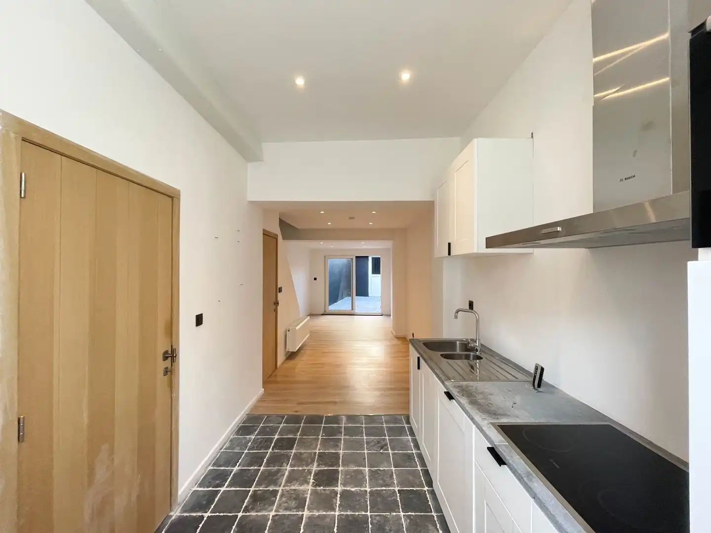 Volledig gerenoveerde instapklare starterswoning met 2 slaapkamers nabij het centrum van Roeselare! foto 2