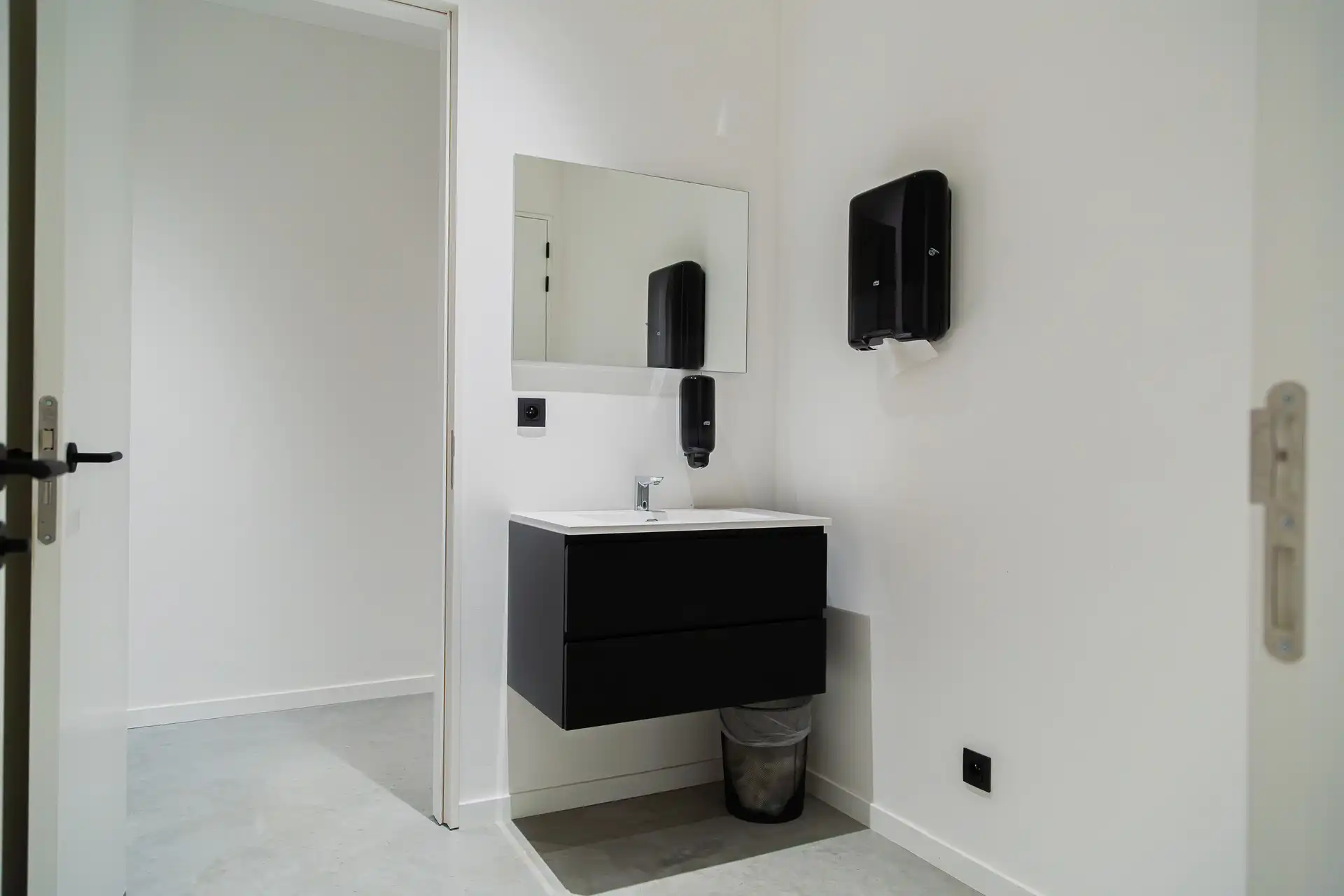 RECENT KANTOORGEBOUW VAN 366M² TE TONGEREN NABIJ E313. foto 18