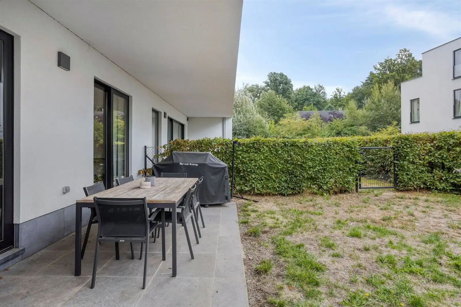 Prachtig recent gelijkvloers appartement met 2 slaapkamers, tuin en parking foto 5